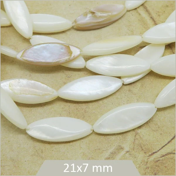Env. 17 perles navettes en coquillage